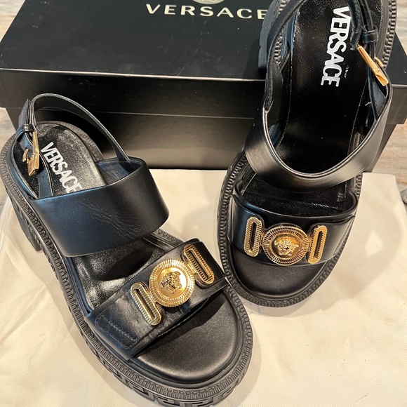 【関税込み】Versace タン Medusa Biggie ドライビングシューズ Versace Women's Medusa Biggie Platform Mules | Bloomingdale's